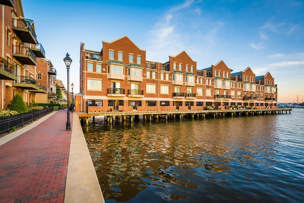 Budynki mieszkalne nabrzeża w Canton, Baltimore, Maryland. — Zdjęcie stockowe