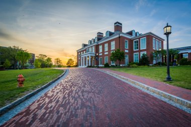 Driveway ve günbatımı, Mason Salonu'nda Johns Hopkins Üniversitesi'nde, 