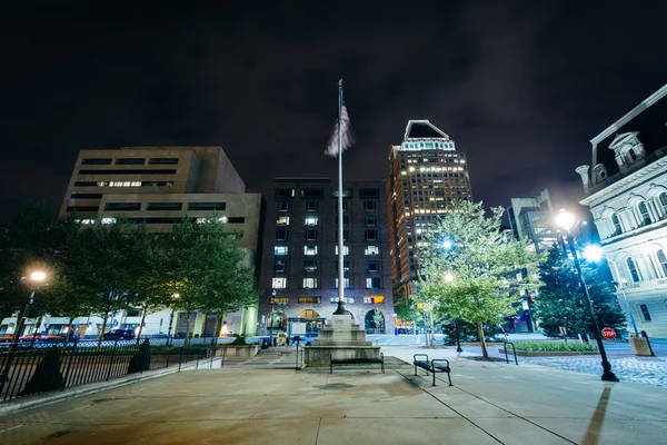 Gebäude in der Innenstadt bei Nacht, in Baltimore, Maryland. — Stockfoto