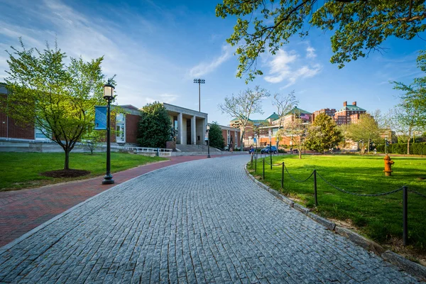 Einfahrt und Gebäude an der johns hopkins universität in baltimore, — Stockfoto