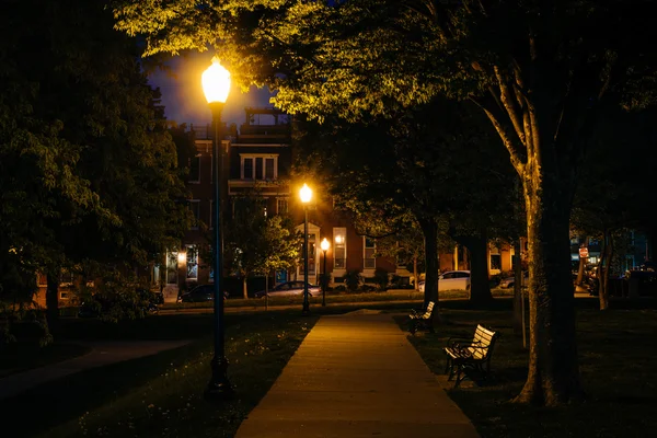 Panchina e passerella al Federal Hill Park di notte, a Baltimora, M — Foto Stock