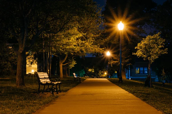 Panchina e passerella al Federal Hill Park di notte, a Baltimora, M — Foto Stock