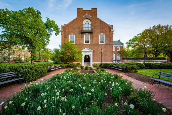 Garden and Latrobe Hall, at Johns Hopkins University, Baltimore, — Stock Photo, Image