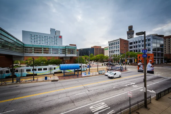 Vista da Howard Street e edifícios no centro de Baltimore, Maryl — Fotografia de Stock