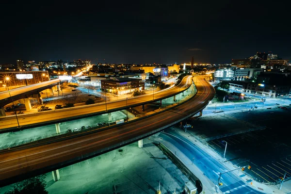 View of the Jones Falls Expressway at night, in downtown Baltimo — Stock Photo, Image