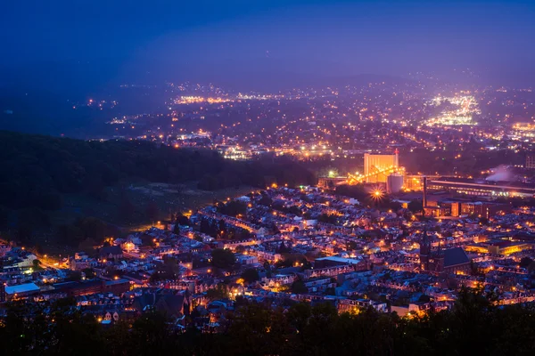 View of Reading at night from the Pagoda on Skyline Drive, in Re — Stock Photo, Image