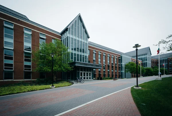 Walkway and the College of Liberal Arts, at Towson University, i — Stock Photo, Image