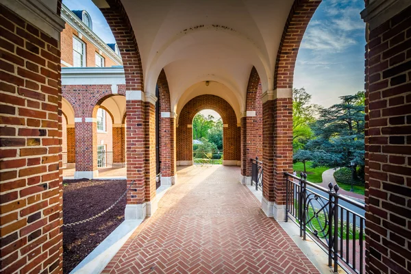 Corredor arqueado na Universidade Johns Hopkins, em Baltimore, Maryl — Fotografia de Stock