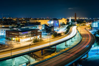 Jones düşüyor Expressway, gece, şehir Baltimo görünümünü