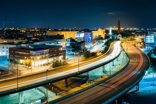 View of the Jones Falls Expressway at night, in downtown Baltimo — Stock Photo, Image