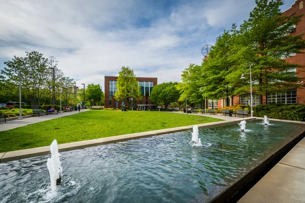 メリーランド大学大学でブラウン センターの外の噴水 — ストック写真