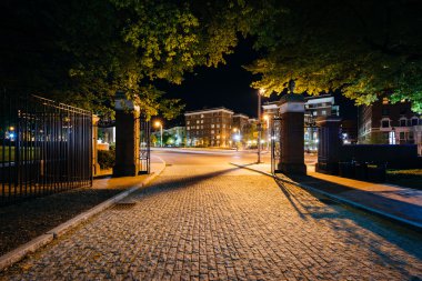 Johns Hopkins Üniversitesi'ne kaldırım taşı döşeli driveway gece, ben