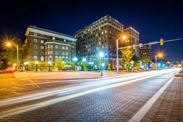 Charles Street at night, in Charles Village, Baltimore, Maryland — Stock Photo, Image