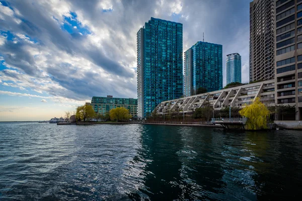 Modern buildings along Lake Ontario at the Harbourfront, in Toro — Stock Photo, Image