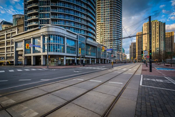 Streetcar spår och moderna byggnader längs Queens Quay West, på — Stockfoto