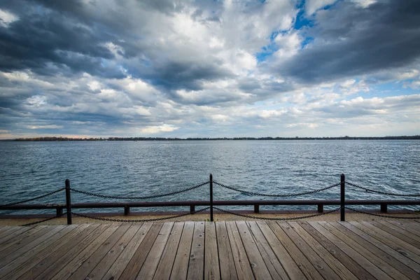Άποψη της λίμνης Οντάριο στο το Harbourfront στο Τορόντο, Οντάριο. — Φωτογραφία Αρχείου