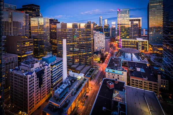 View of buildings along Simcoe Street at twilight in downtown To — Stock Photo, Image