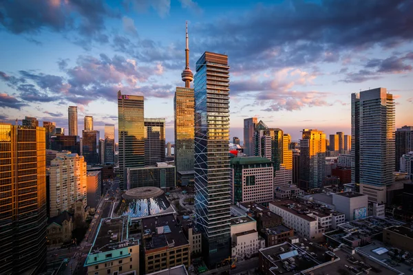 Downtown Toronto, Ontario gün batımında modern binaların görünümü. — Stok fotoğraf
