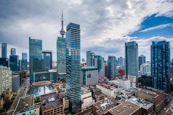Toronto, Ontario şehir merkezinde modern binanın görünümü. — Stok fotoğraf