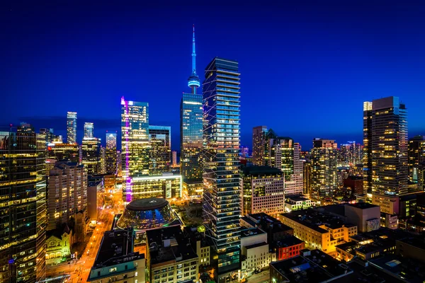 Vista de edifícios modernos no crepúsculo no centro de Toronto, Ontari — Fotografia de Stock