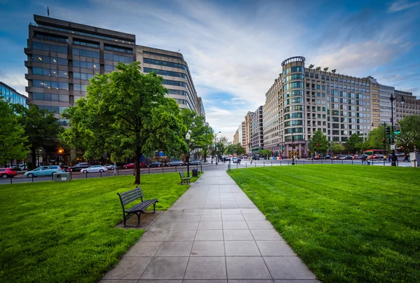 Passerelle et bâtiments à McPherson Square, à Washington, DC . — Photo