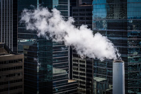 Schoorsteen en moderne gebouwen in de binnenstad van Toronto, Ontario. — Stockfoto