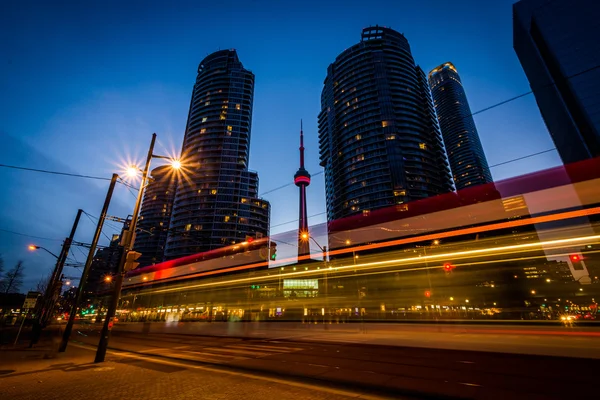 Queens Quay West en moderne gebouwen in de nacht, op de Harbourfr — Stockfoto