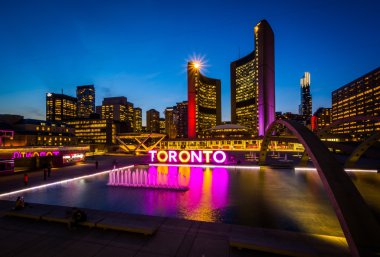 Nathan Phillips Meydanı ve Toronto işareti görünümünü şehir n