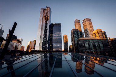 Toronto, Ontari şehir merkezinde cam dan yansıyan modern binalar