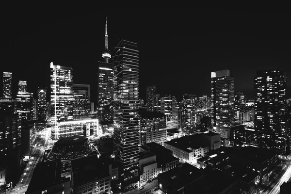 Gece şehir Toronto, Ontario modern binaların görünümü.