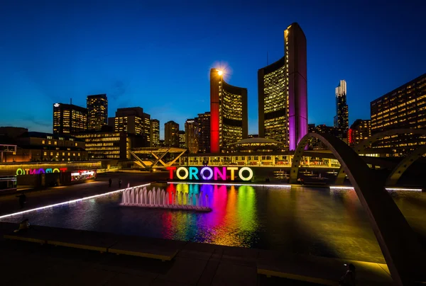 Vista di Nathan Phillips Square e Toronto Accedi al centro di n — Foto Stock