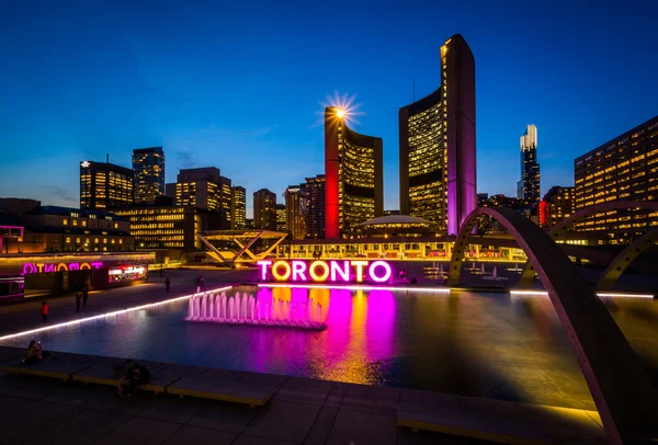 Vista Nathan Phillips Square e Toronto Entrar no centro da cidade em n — Fotografia de Stock