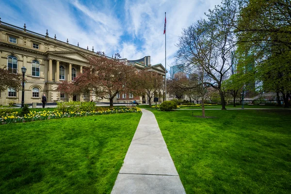 Chodník a zahrady mimo Osgoode Hall, v Torontu, Ontario, Kanada. — Stock fotografie