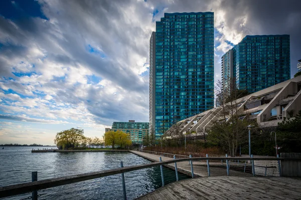 Modern buildings along Lake Ontario at the Harbourfront, in Toro — Stock Photo, Image