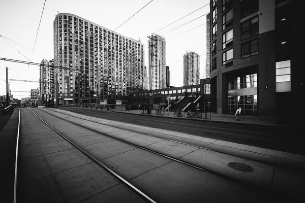 Tramwaj utworów i nowoczesne budynki na Queens Quay West, w th — Zdjęcie stockowe