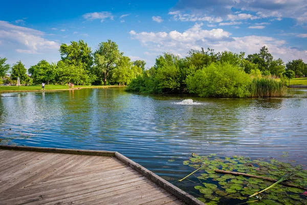 Strandpromenaden och damm på patterson park i baltimore, maryland. — Stockfoto