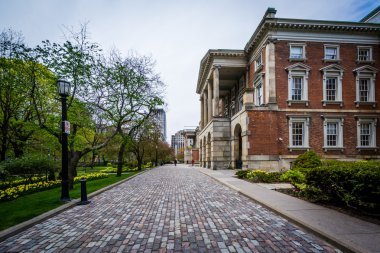 Geçit ve bahçeleri dışında Osgoode Hall, Toronto, Ontario.