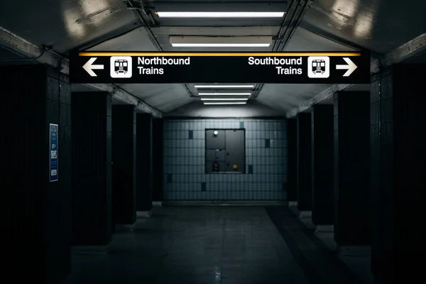 Платформа и указатели на станции метро St. Andrews, в Торонто — стоковое фото
