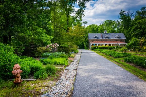 Casa y jardines a lo largo de un sendero en Cylburn Arboretum, en Baltimor — Foto de Stock