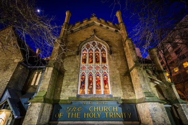 La Chiesa della Santissima Trinità di notte, a Toronto, Ontario . — Foto Stock