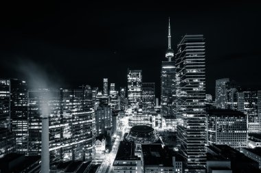 Gece, Fi Simcoe cadde boyunca modern binaların görünümü