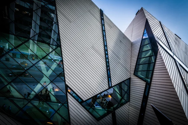 De moderne buitenkant van het Royal Ontario Museum in Toronto, Ont — Stockfoto