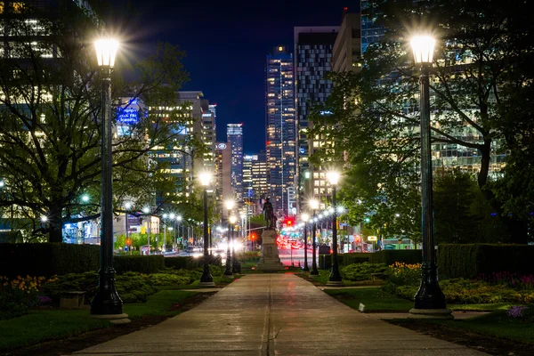 Statue and walkway at Queen's Park, and buildings on University — Stock Photo, Image