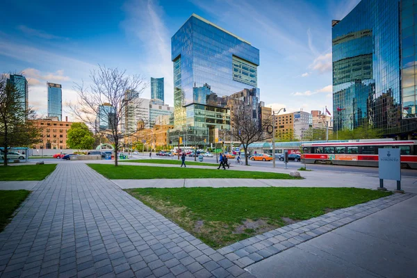 Gångvägar och moderna byggnader i skärningspunkten mellan universitet — Stockfoto