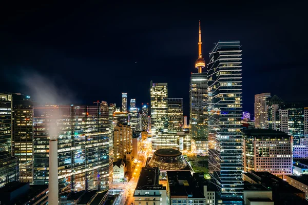 Visa av moderna byggnader längs Simcoe gatan på natten, i Fi — Stockfoto