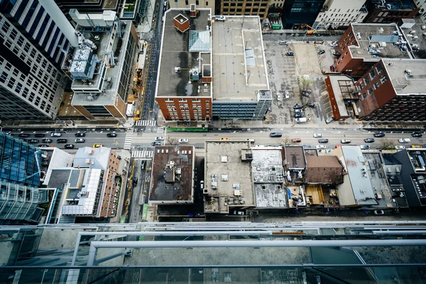 Visa byggnader längs Adelaide Street, i centrala Toronto, på — Stockfoto