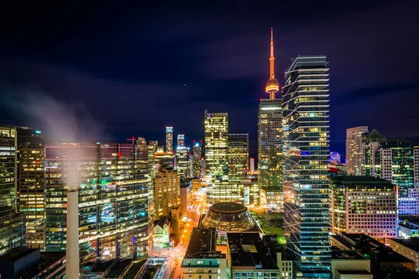 Visa av moderna byggnader längs Simcoe gatan på natten, i Fi — Stockfoto