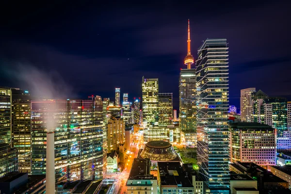 Vue des bâtiments modernes le long de la rue Simcoe la nuit, dans le Wi-Fi — Photo