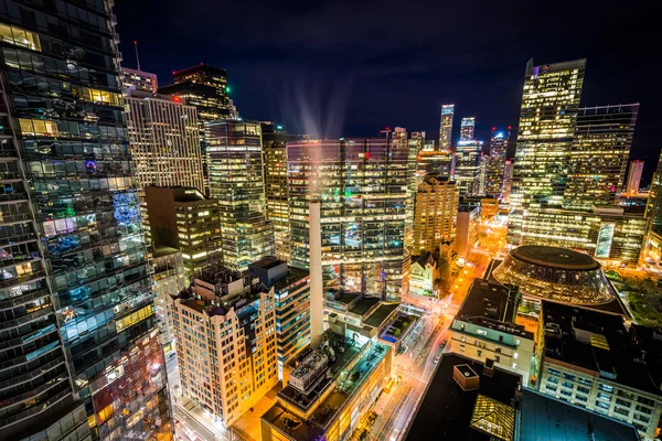 Vue des bâtiments modernes le long de la rue Simcoe la nuit, dans le Wi-Fi — Photo