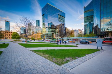 Yürüyüş yolları ve modern binaların kesişme noktası olan üniversite 